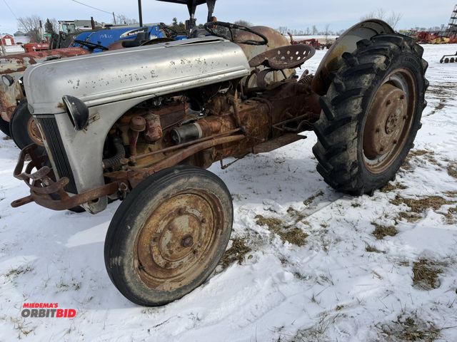Lot 1-11770 - (1) Ford 2-WD tractor, 4-cylinder gas engine, 11.2-28 rear tires, rear 540 PTO shaft, 2 point lift a...