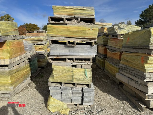 Lot 1-15793 - (5) skids of assorted landscape pavers, includes 9 1/4" x 9 1/4", and 7 3/4" x 4" x 2".