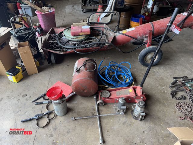 Lot 1-19922 - Lot of assorted items, includes (1) 20-ton hydraulic jack, (1) approx. 10-ton hydraulic jack, (1) 4-...