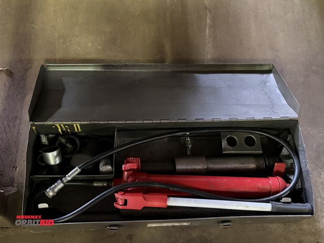 Lot 1-18203 - (1) manual hydraulic ram tool with steel case.
