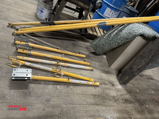 Lot 1-2609 - Lot of jacking and shoring poles for scaffolding, includes (5) 42" poles, and (5) 102" poles.  (Greg...