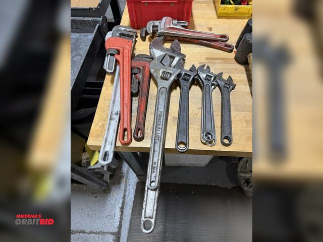 Lot 1-18845 - Large lot of heavy duty wrenches, includes 24" aluminum alloy, adjustable wrench, Pittsburgh 18", (2...