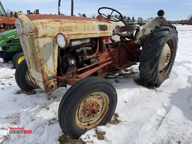 Lot 1-11764 - (1) Ford 600 2-WD tractor, 4-cylinder gas engine, 12.4-28 rear tires, 6.0-16 front tires, rear 540 P...