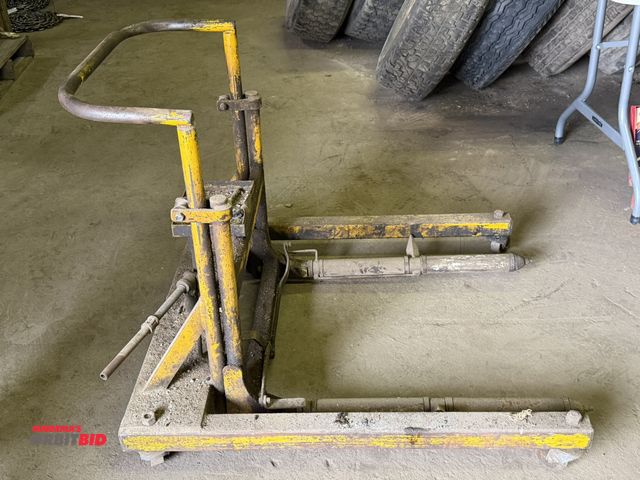 Lot 1-18186 - (1) hydraulic portable wheel cart, appears to be in working condition.