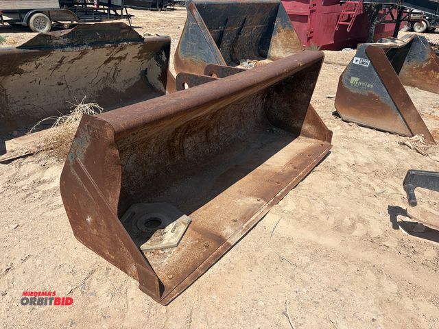 Lot 1-18312 - (1) Universal forklift / telehandler bucket, bucket is 92" wide, bolt on cutting edge