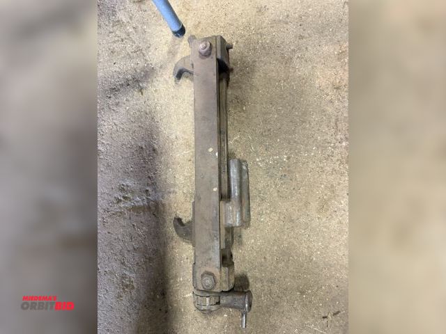 Lot 1-18516 - (1) military grade ratcheting tank track tool.