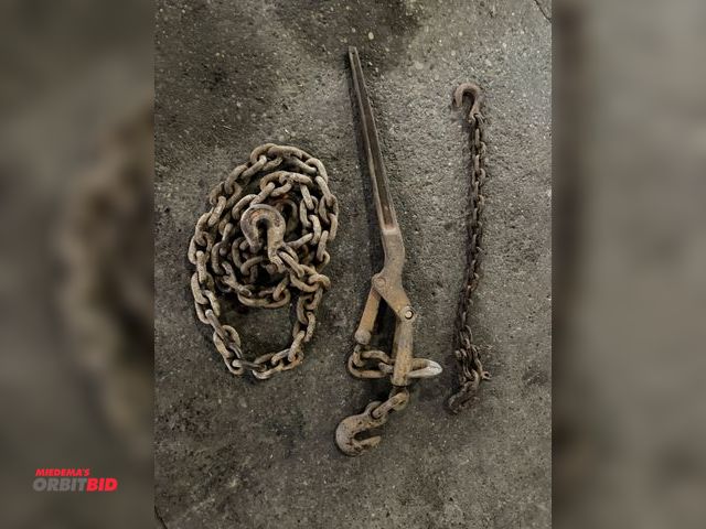 Lot 1-1287 - (1) approx. 10' long section of chain with hooks on either end, (1) chain binder, and (1) approx. 2'...