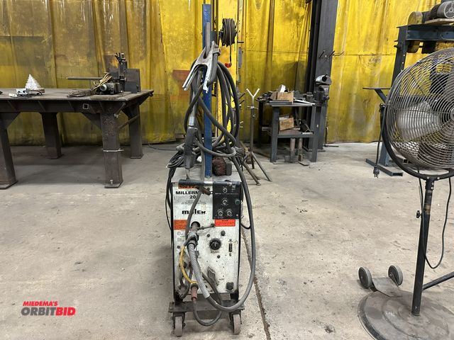 Lot 1-15122 - (1) 1981 Miller Millermatic 200 MIG welder, 200 amp with MIG gun, cables, and internal wire feeder, ...