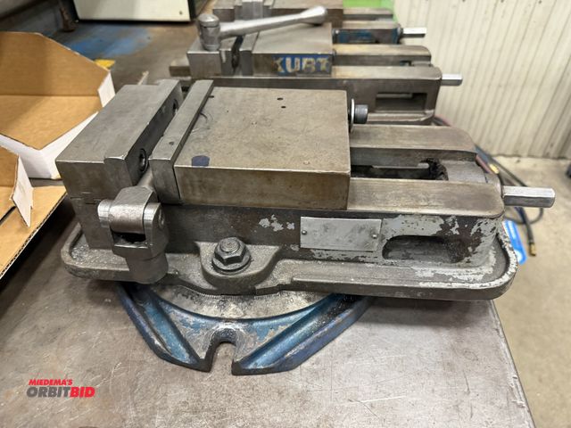 Lot 1-15131 - (1) 6" machinist's vise with indexing base plate, includes handle.