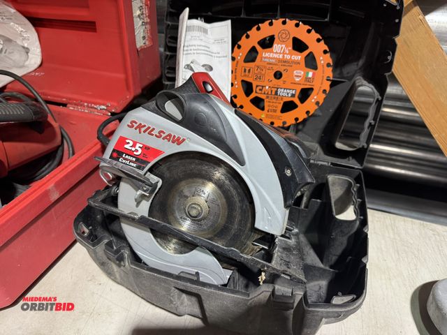 Lot 1-4195 - (1) Skilsaw 2.5 HP laser cut line, 110V, 7 1/4" Extreme Demolition blade, and case.