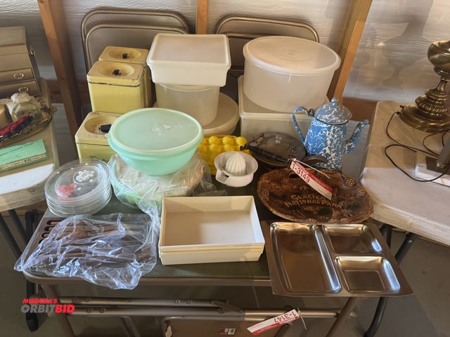 Lot 1-3149 - Assorted plastic dishware and other kitchen items