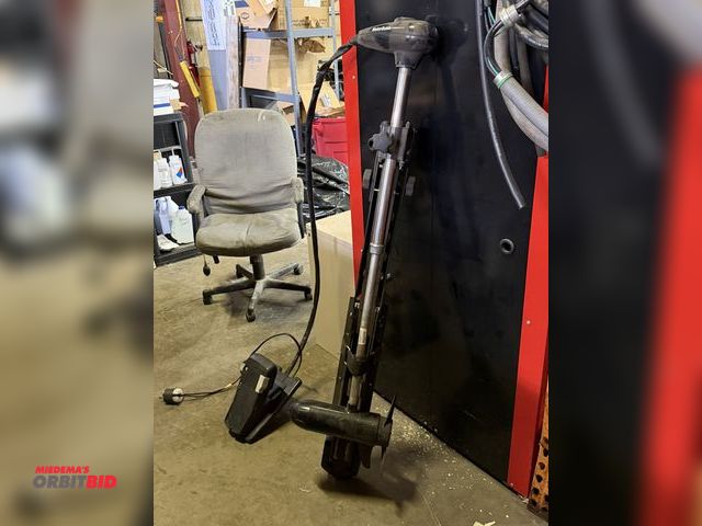 Lot 1-18725 - (1) Motor Guide Pro Series 54 lb. thrust, 12V trolling motor with mount and foot control, working co...