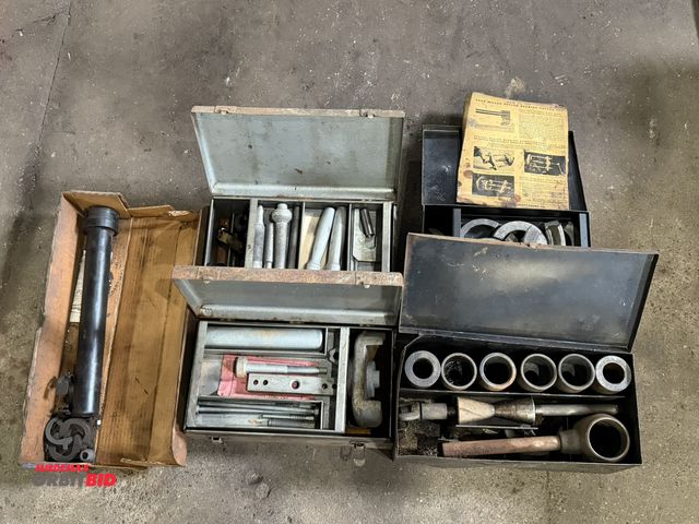 Lot 1-1171 - Lot of assorted tools, includes (1) vintage Miller roller bearing puller kit, (1) Blue Point, part #...