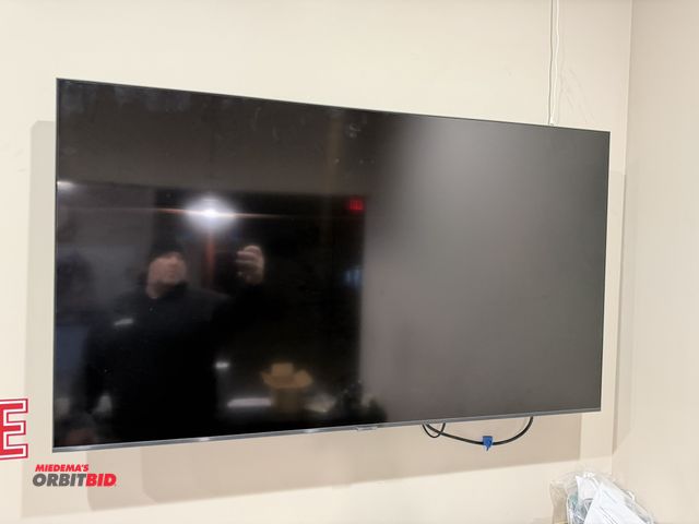 Lot 1-11271 - (1) Samsung 55" HDMI flatscreen TV, with wall mount, includes remote, winning bidder responsible for...