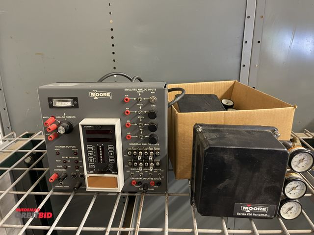 Lot 1-6282 - (2) Moore, Series 760, valve packs, with control module.