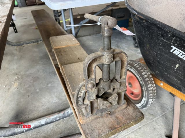 Lot 1-12305 - (1) bench top style vise.