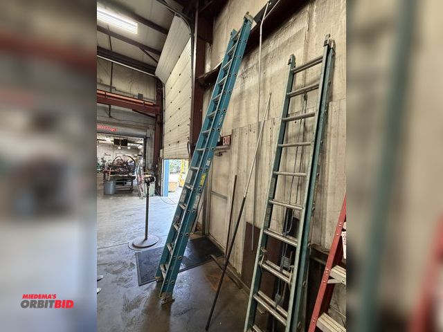 Lot 1-6470 - (1) Werner Electro Master 28' fiberglass extension ladder, 250 lb. rating.