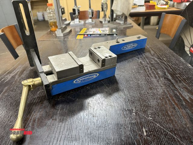 Lot 1-11092 - (1) Kurt Sidewinder 4" offset vise.