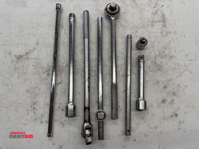 Lot 1-6136 - Lot including (1) 3/4" drive ratchet, (1) 3/4" drive x 6" long extension, (1) 3/4" to 3/8" drive ada...