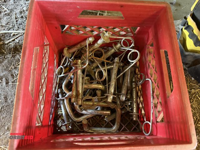 Lot 1-8505 - Large lot of assorted hitch pins.