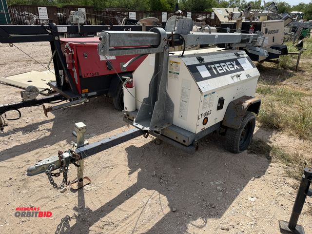 Lot 1-9520 - (1) 2012 Terex RL4000 light tower, 3-cyclinder diesel engine, 4-light extendable tower with hand cra...