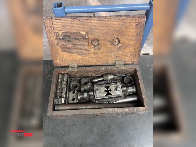 Lot 1-3548 - Antique Pipe Threading Set