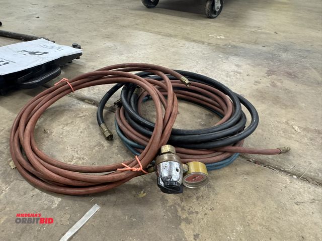 Lot 1-6341 - Lot of (4) assorted acetylene gas hoses, 1 has pressure regulator.