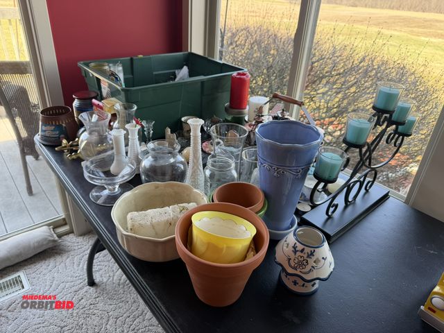 Lot 1-19175 - Large lot of assorted housewares, includes candle holders, gardening pots, glass vases, solar light ...