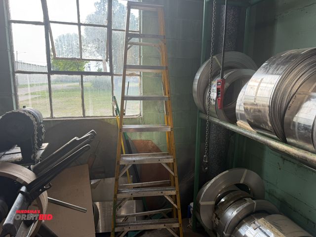 Lot 1-18675 - (1) Werner, model 7208, 8', 300 lb. capacity Electro-Master fiberglass and aluminum step ladder.