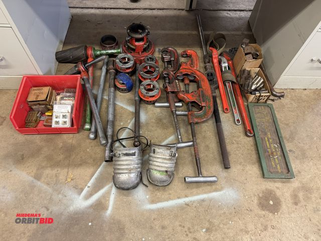 Lot 1-6334 - Large lot of assorted piping hand tools, includes Ridgid pipe cutters, assorted Ridgid threading die...