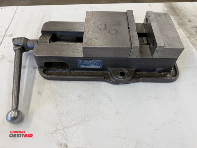 Lot 1-6152 - (1) Kurt 6" machinists vise.