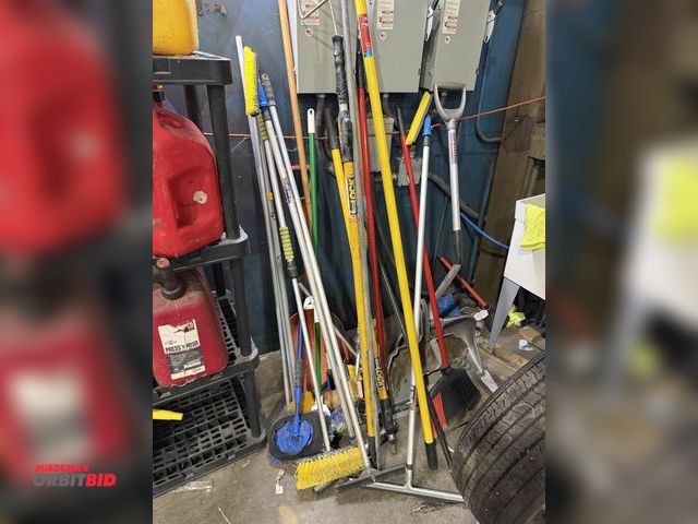 Lot 1-18653 - Lot of assorted hand tools, includes shovels, wash brushes, dust pans, and more.