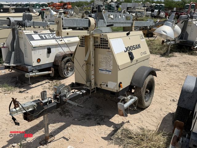 Lot 1-9503 - (1) 2014 Doosan LSC light tower, 3-cylinder diesel engine, 4 light extendable tower, hand crank, mou...
