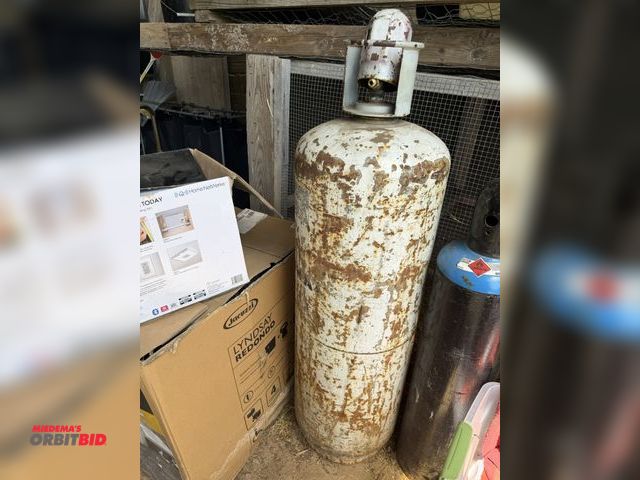 Lot 1-8526 - (1) approx. 100 lb. propane tank.