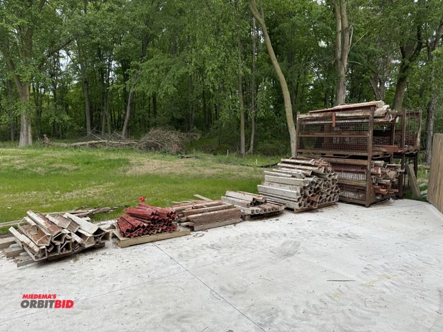 Lot 1-18712 - Lot of assorted Symons Concrete form corners, 6" and 4" corners/various lengths, 3' long up to 8' lo...
