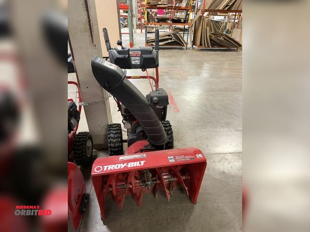 Lot 1-20072 - (1) Troy-Bilt Storm 2660 gas powered snow blower, model 31AM6B03711, 26" wide, 208cc motor, pull sta...