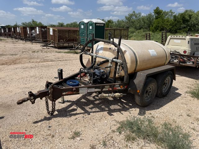 Lot 1-9468 - (1) 2007 Wylie nurse trailer, 500 gallon poly tank, CMXX trash pump, 179 cc gas engine, unit is moun...
