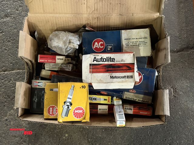 Lot 1-1181 - Large lot of assorted vintage spark plugs.