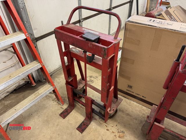 Lot 1-6366 - (1) Rol-A-Lift, model M8, 4000 lb. capacity machinery mover, hand operated Dayton 4-ton bottle jack.