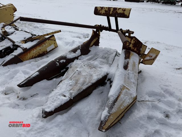 Lot 1-11479 - (1) New Holland 2-row corn head, S/N 457073, 30" row spacing, unit is for parts or repair.