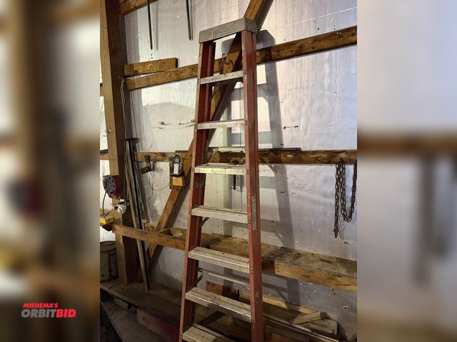 Lot 1-12331 - (1) Louisville 8' fiberglass step ladder.