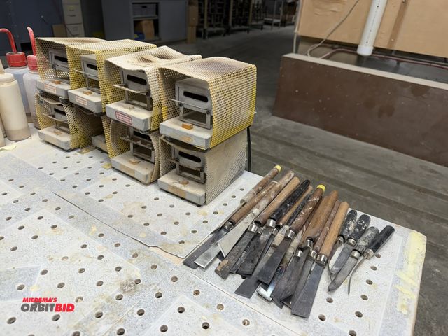 Lot 1-16458 - Lot of (8) Everhard KPG1 electric knife heaters with assorted knives.