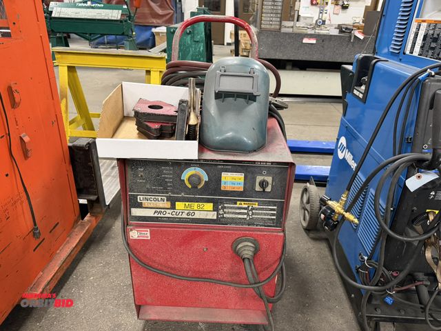 Lot 1-15332 - (1) Lincoln Electric Pro-Cut 60 plasma cutting system, 230/460V, 3 phase, includes welding helmet, (...