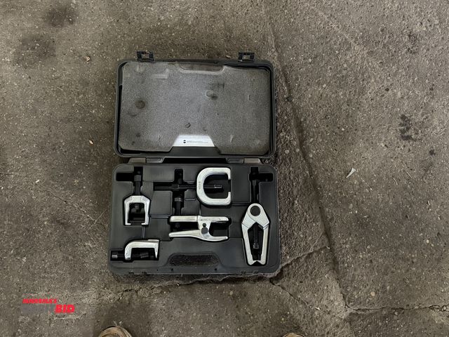 Lot 1-1150 - (1) Matco  Tools, item #MST6295A, front end service set with high-impact plastic case.