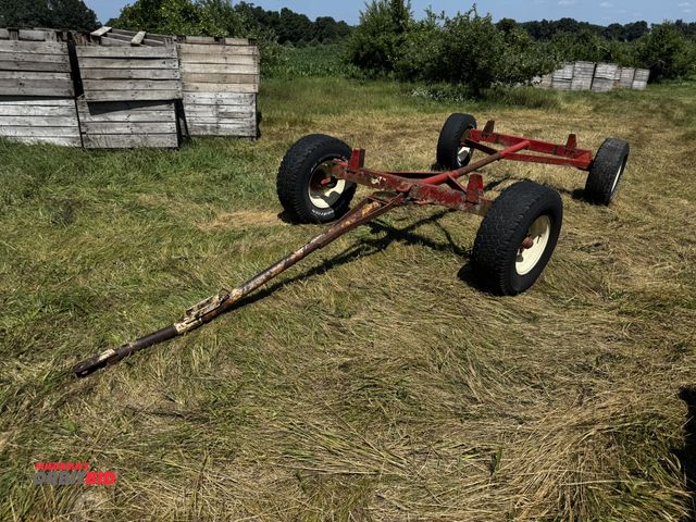 Lot 1-7013 - (1) Gehl 1006 running gear, S/N 4952, rear hitch, approx. 57" spreader bar, pin style hitch, hitch i...
