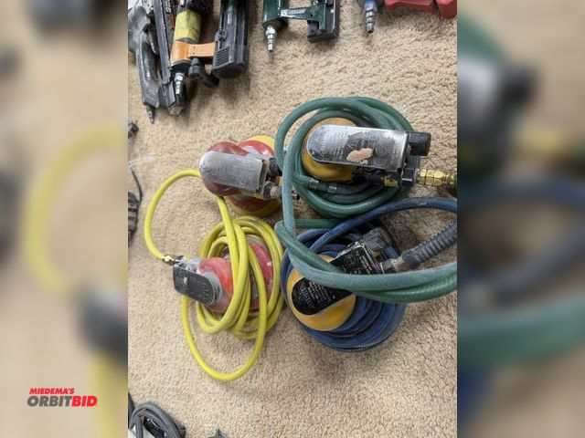 Lot 1-16449 - Lot of 4 orbital pneumatic sanders, includes (2) 3M, and (2) Mirka.