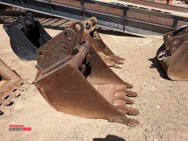 Lot 1-18321 - (1) 5-tooth excavator bucket with 8" inside pin diameter, 21" wide x approx. 29" deep