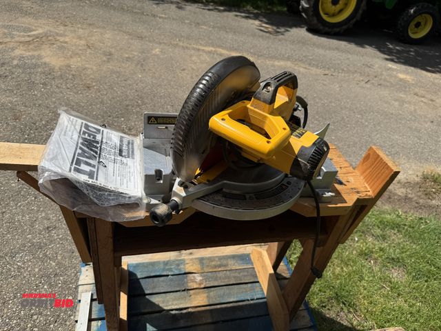 Lot 1-3257 - (1) Dewalt 10" compound miter saw with stand, 110V plug