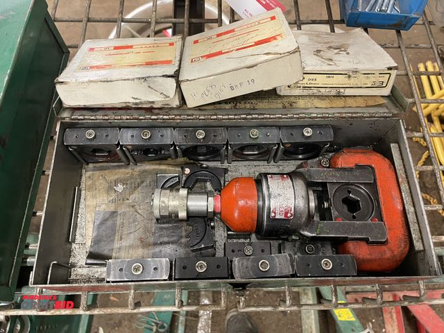 Lot 1-6231 - (1) T &amp; B Engineering, model 13642, hydraulic swivel head crimper.