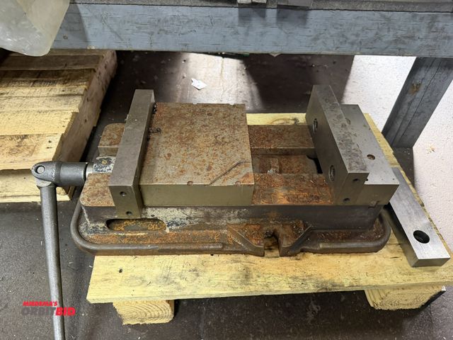 Lot 1-12368 - (1) heavy duty 8" machinists vise with handle.